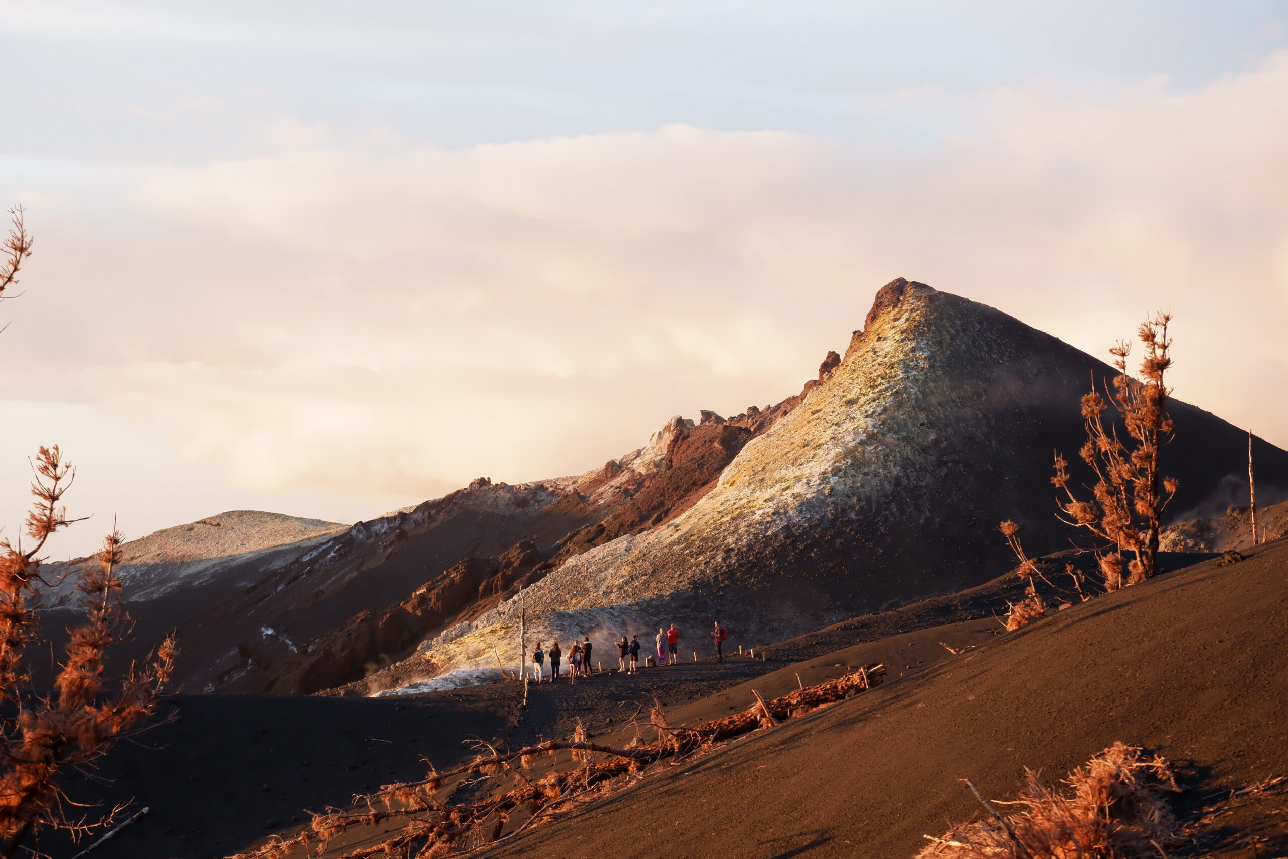 Nuevo volcán Tajogaite al atardecer, desde el mirador más próximo