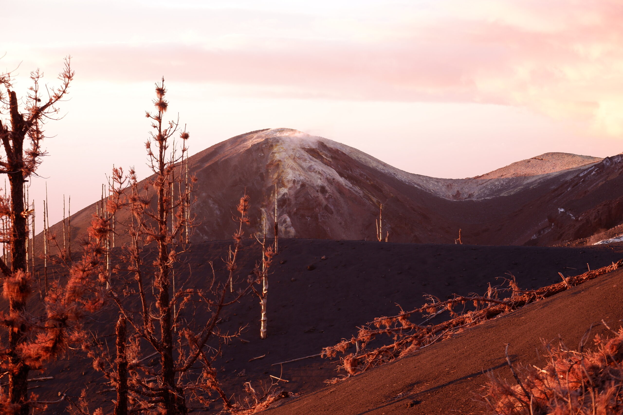 Nuevo volcán Tajogaite al atardecer