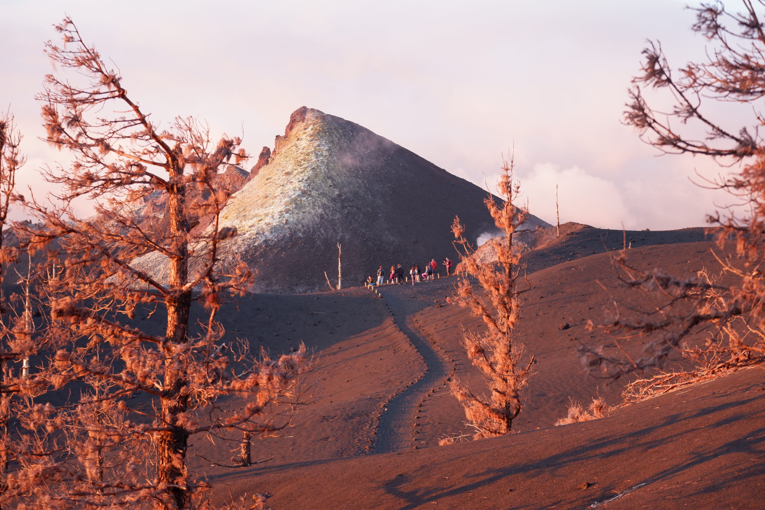 Nuevo volcán Tajogaite al atardecer