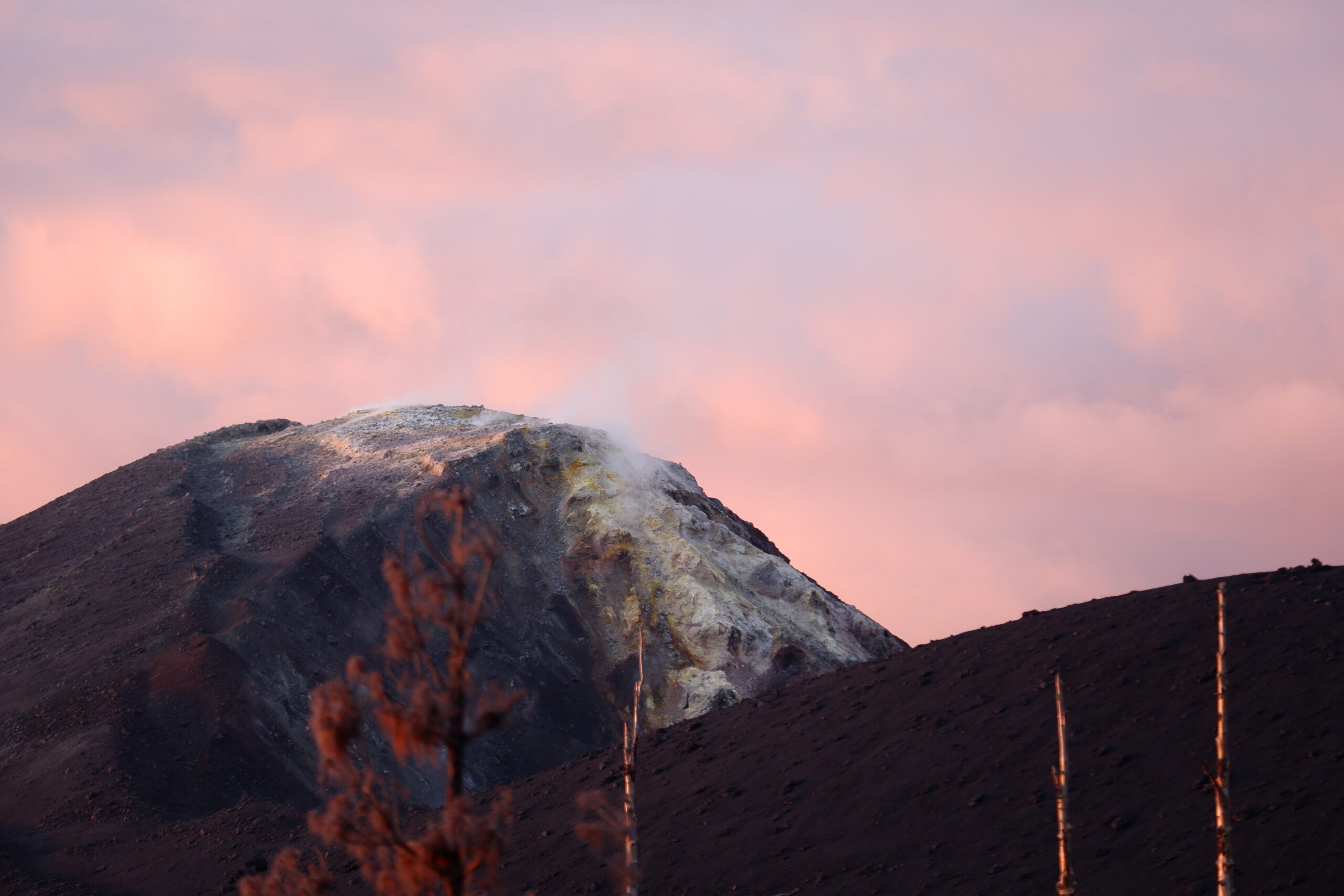 Fumarola, emisión de gases del volcán Tajogaite al atardecer