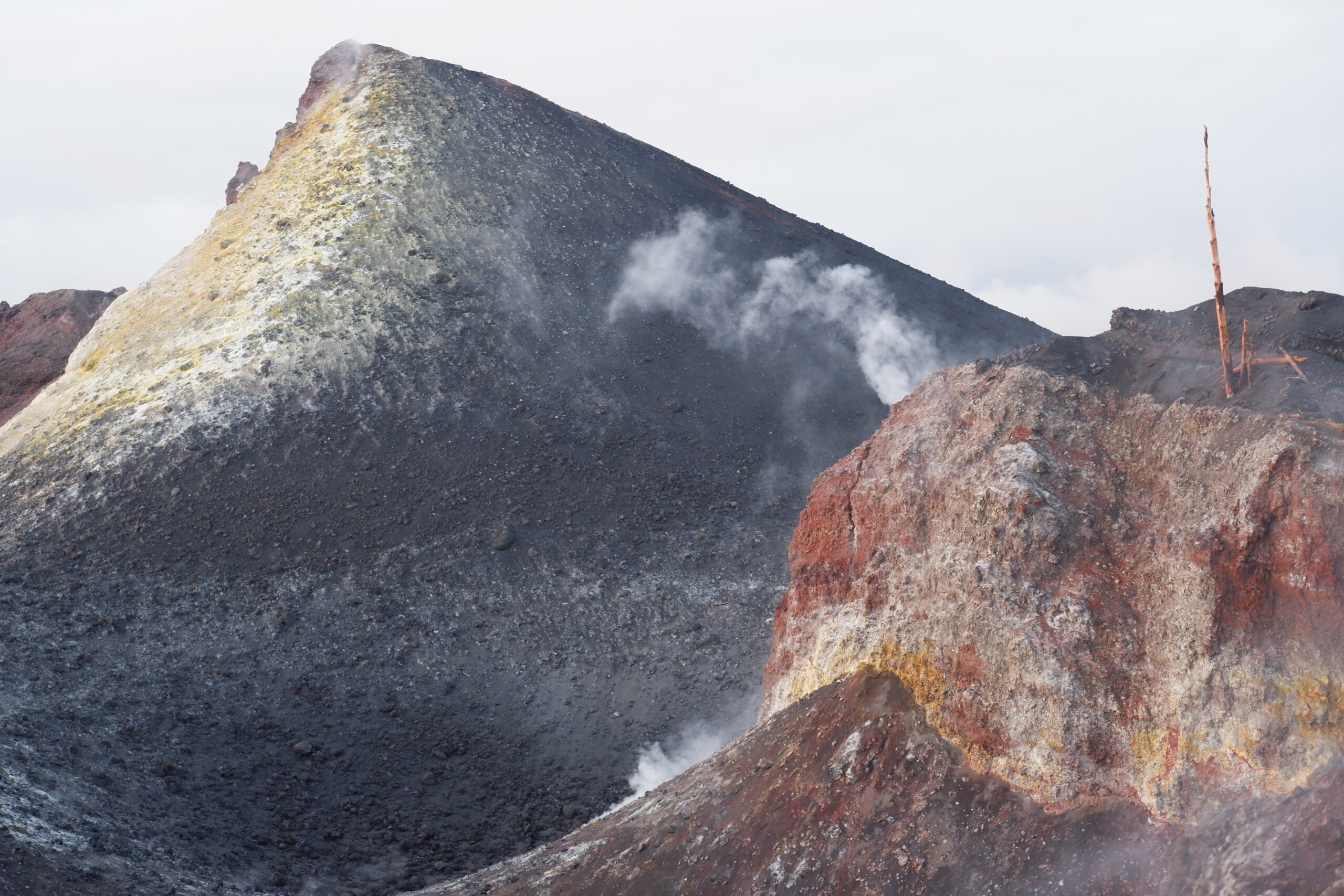 Emisión de gases del nuevo volcán Tajogaite, La Palma, al atardecer